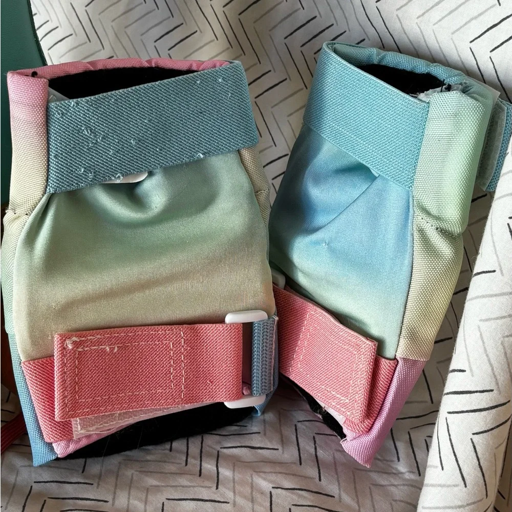 Impala Aqua Roller Skates with Protective Gear - Picture 11 of 12